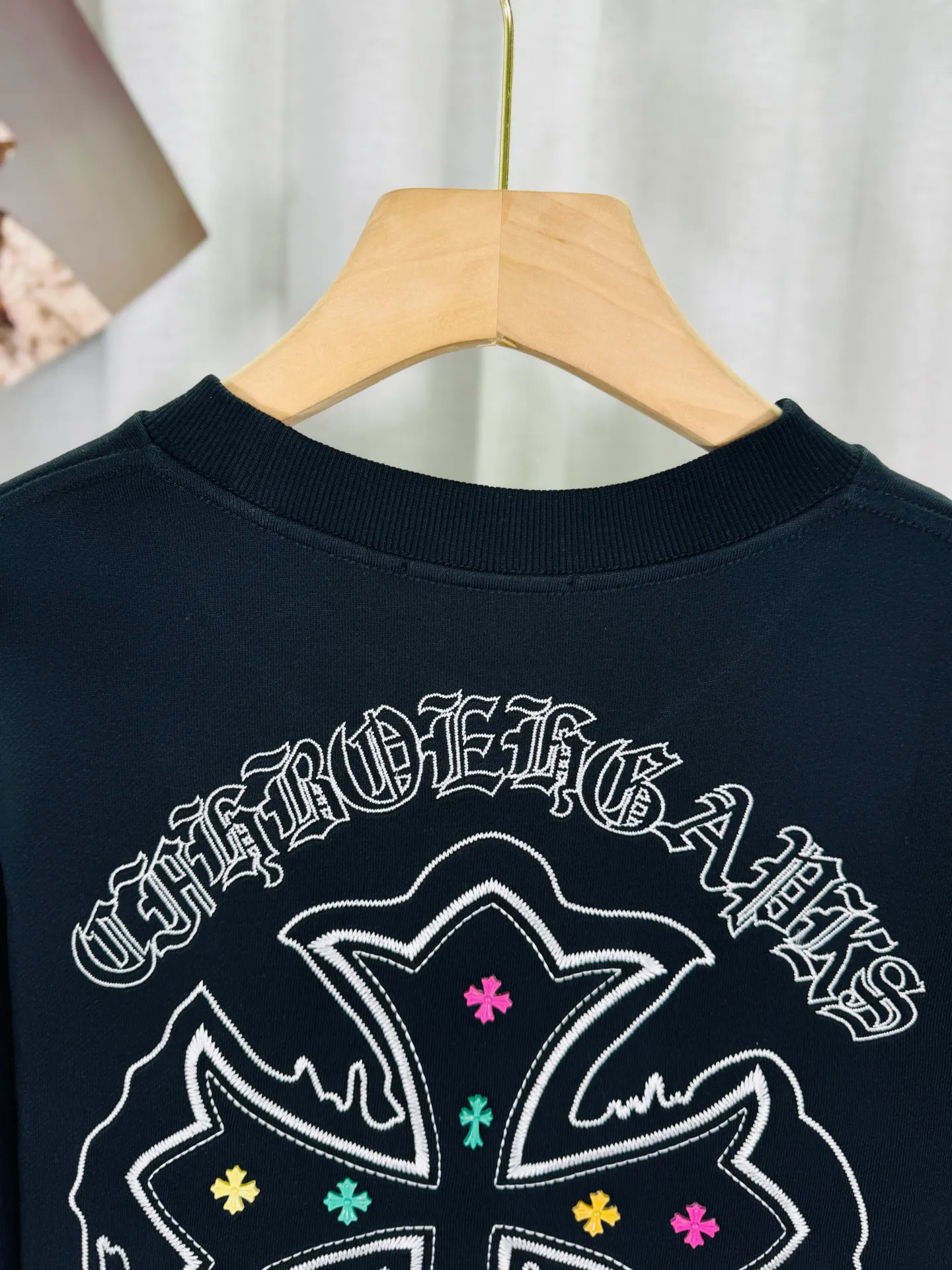 P260 top version, real shot without P, ​​different from market currency) 𝗖𝗵𝗿𝗼𝗺𝗲 𝗛𝗲𝗮𝗿𝘁𝘀/Cro Heart 2025 washed patch embroidery autumn and winter new original single counter American laser burnt 3D three-dimensional color embroidered couple casual sweatshirt 👑The highest version! Customized fabric 430g tripe terry fabric! American acid-washed and distressed original fabric laser burnt ✟appliqué embroidery and exquisite embroidery of letters! The best-selling model in the counter, very comfortable to wear. Accessories: original molded and authenticated collar label➕100% silk wash label. Genuine purchase-grade original hangtag➕matching hanging rope➕3D hanging beads➕original packaging bag. Craftsmanship: The original version has consistent wiring! The highest version of the armhole matching technique! Color: White Black Size: S M L XL Style Number: 25-355